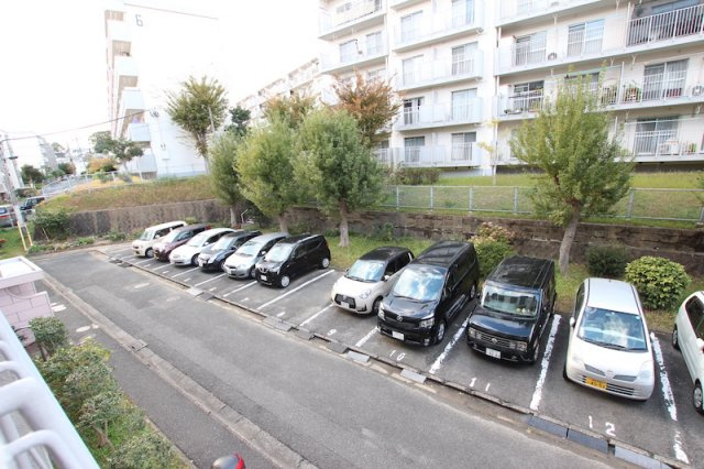 野間台住宅の駐車場