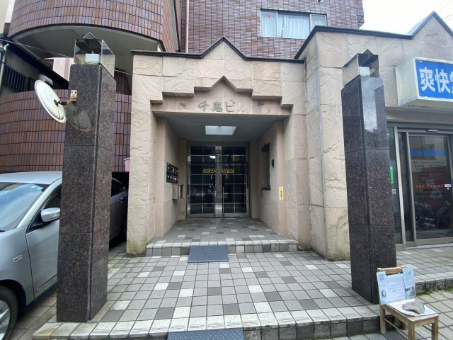 千恵ビルのエントランス