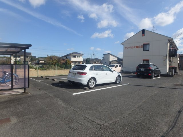 サンベルテ亀山 Ａ棟の駐車場|羽島　サンベルテ亀山　2LDK　駐車場