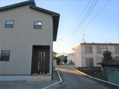 【前面道路含む現地写真】 | エンゼルハウス甲府市上石田１丁目② | 前面道路含む現地写真です