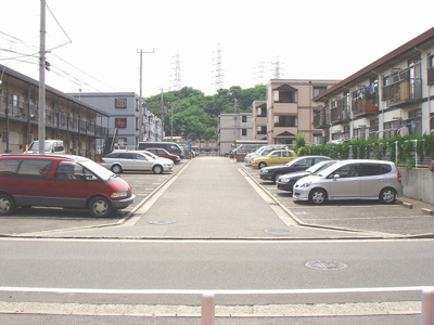 【駐車場】 | オーソネタウンハウス八番館 | いつでも目の届く敷地内に駐車場があります♪荷物がかさばりがちなお買物にも、敷地内駐車場があると便利ですよね☆