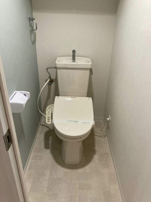【トイレ】 | イーストヴィレッジ | トイレは温水洗浄便座付き♪人気のバストイレ別です♪小物を置ける便利な棚やタオルハンガーも付いています♪