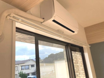 【設備】 | イーストヴィレッジ | リビングダイニングキッチンには暑い夏や寒い冬に大活躍のエアコン付きです☆冷暖房完備で1年中快適に過ごせます♪