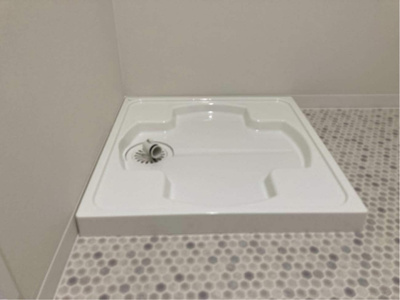 【設備】 | イーストヴィレッジ | 洗面所内、洗髪洗面化粧台横にある室内洗濯機置き場です♪防水パンが付いているので万が一の漏水にも安心です！