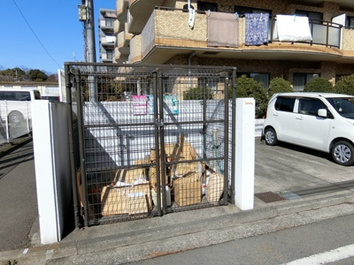 【その他共用部分】 | イーストヴィレッジ | 敷地内ごみ置き場でごみ出しもらくらく～♪忙しい社会人さんや主婦さんにもうってつけ！