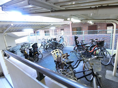 【その他共用部分】 | イーストヴィレッジ | 屋根付きの駐輪場で雨が降っても大切な自転車が濡れなくてすみますね♪自転車はちょっとした移動手段に便利ですよね！