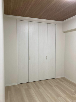 【洋室】 | イーストヴィレッジ | 洋室6帖☆クローゼットを完備しています！お洋服の多い方もお部屋が片付いて快適に過ごせますね♪