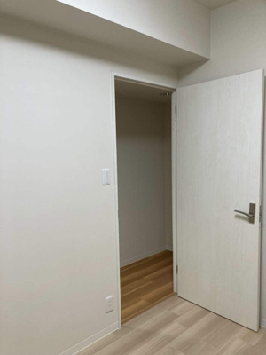 【寝室】 | イーストヴィレッジ | 洋室4.5帖☆窓側からの眺めです！洋室のお部屋は毎日のお手入れもラクラクできちゃいます！