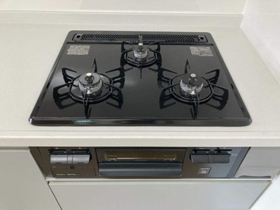 【キッチン】 | イーストヴィレッジ | グリル付き3口ガスコンロ付きのシステムキッチンです☆グリルがあるとお料理の幅が広がりますね♪自炊生活で楽しく健康に！