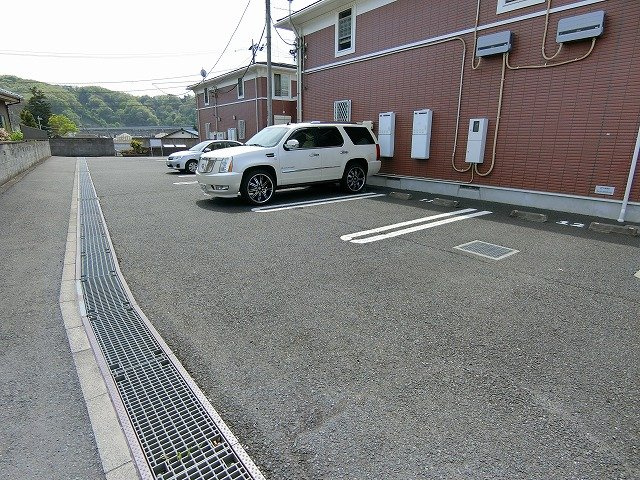 ラークBの駐車場