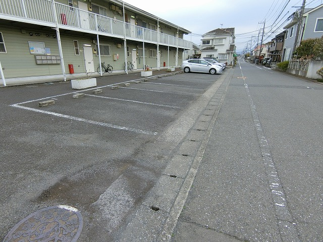 ニューシティー西間原の駐車場