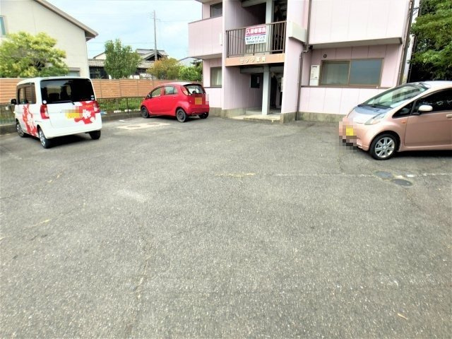 セゾン冨貴の駐車場