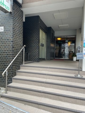 朋和ビルのエントランス