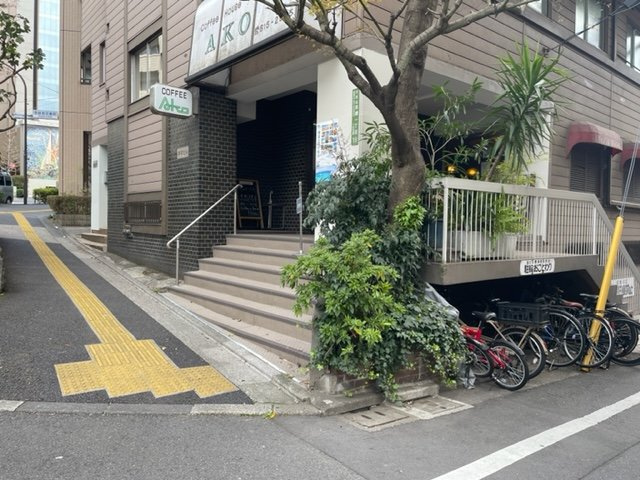 朋和ビルのエントランス