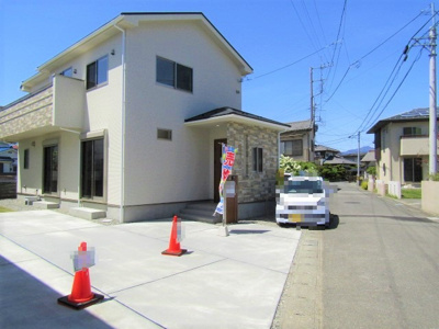 【前面道路含む現地写真】 | ブルーミングガーデン 甲府市高畑2丁目 | 前面道路含む現地写真です