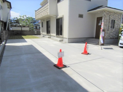 【駐車場】 | ブルーミングガーデン 甲府市高畑2丁目 | カースペースも充実の広さ