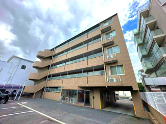 【外観】 | 田園都市線「鷺沼」駅まで徒歩9分！鉄筋コンクリートの6階建てマンションです♪コンビニや郵便局が近くて便利な住環境です☆