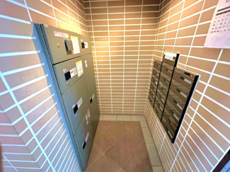 【その他共用部分】 | 共用エントランスには宅配BOXがあるので荷物の受け取りもスムーズに♪再配達の手間がかからないのが魅力♪