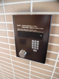 【エントランス】 | 共用エントランスは不審者の侵入を未然に防ぐオートロック付き！防犯対策充実しています◎
