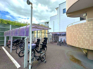 【その他共用部分】 | 屋根付きの駐輪場で雨が降っても大切な自転車が濡れなくてすみますね♪駅まで自転車もおすすめです！