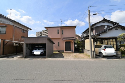 【駐車場】 | 福本貸家 | 3台駐車可（玄関前2台と車庫1台）