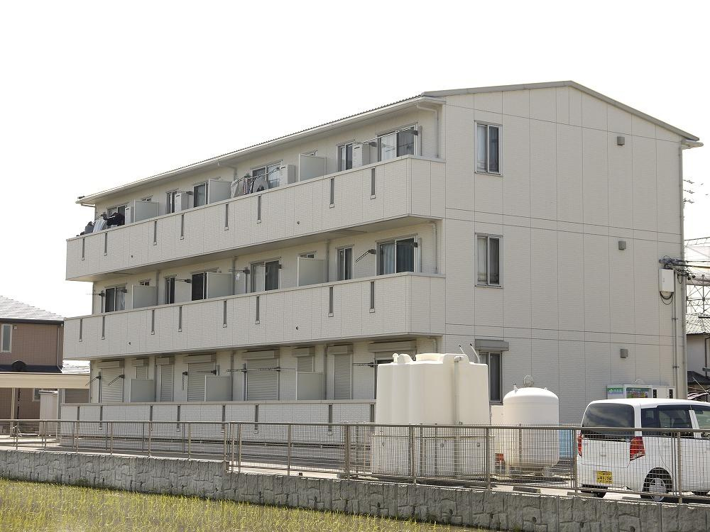 津市桜田町の賃貸マンションの外観