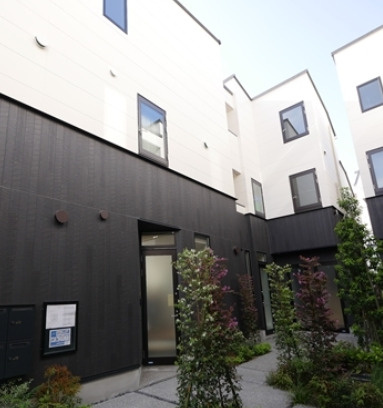 四谷アパートメントWのエントランス