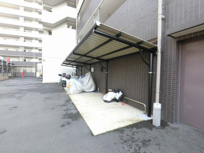 【その他共用部分】 | プレシス横濱新子安 | バイク置場です。