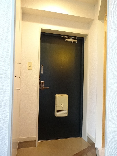 もとまる１号館の玄関