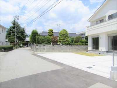 【前面道路含む現地写真】 | ブルーミングガーデン　南アルプス市上今井2期　2号棟 | 前面道路含む現地写真です