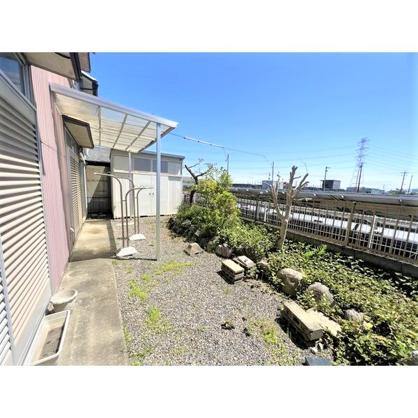 草道島戸建貸家の庭