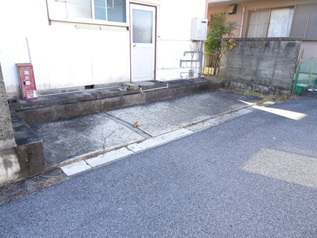 草道島戸建貸家の駐車場
