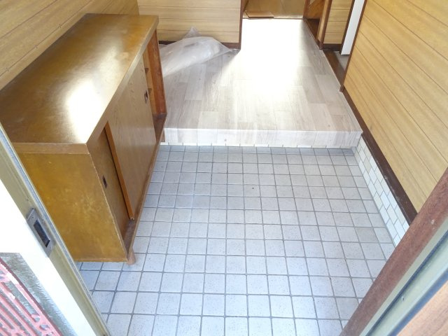 草道島戸建貸家の玄関