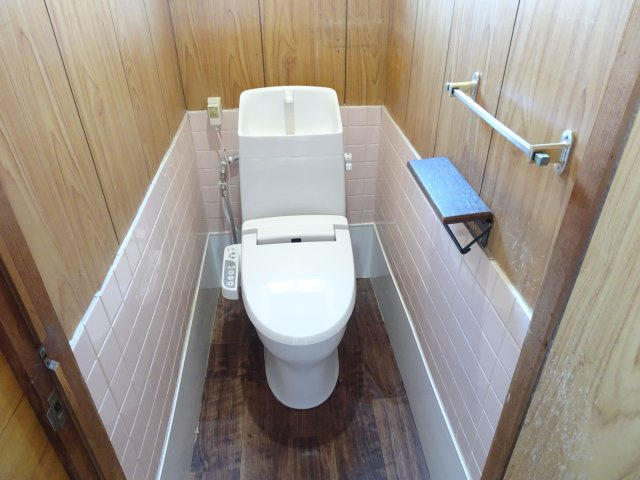 草道島戸建貸家のトイレ