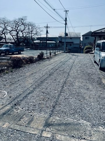 あきる野市草花 中古戸建の前面道路含む現地写真
