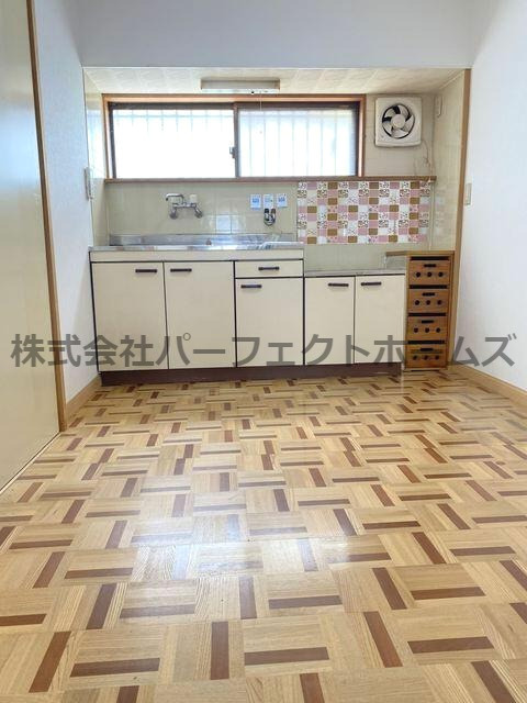 出口2丁目平家　賃貸の居間・リビング|フローリングです。