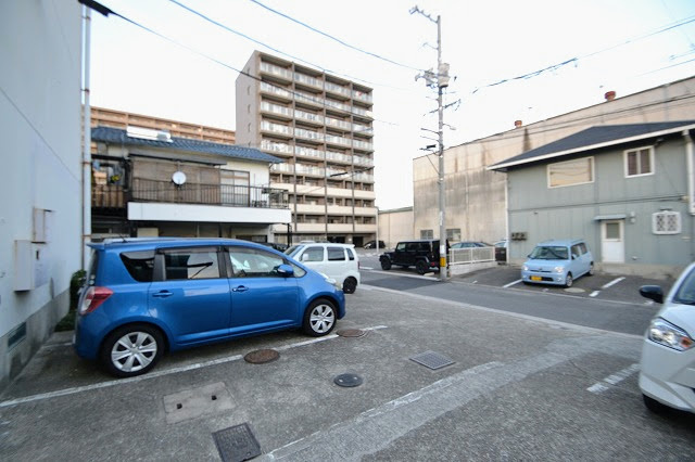 江波鋳機ビルの駐車場