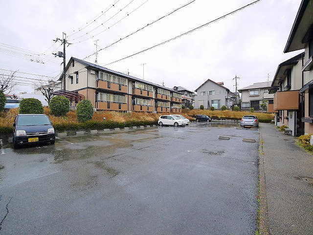 アゼリオ学園前B棟の駐車場|駐車場があります