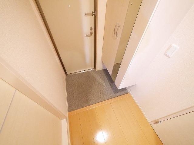 レジデンス天理　弐番館の玄関|玄関ドアはカードキー式で安心