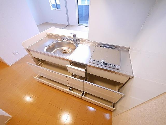 レジデンス天理　弐番館の居間・リビング|梁がおしゃれなリビング