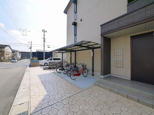 レジデンス天理　弐番館のエントランス|オートロック付きで防犯面も安心