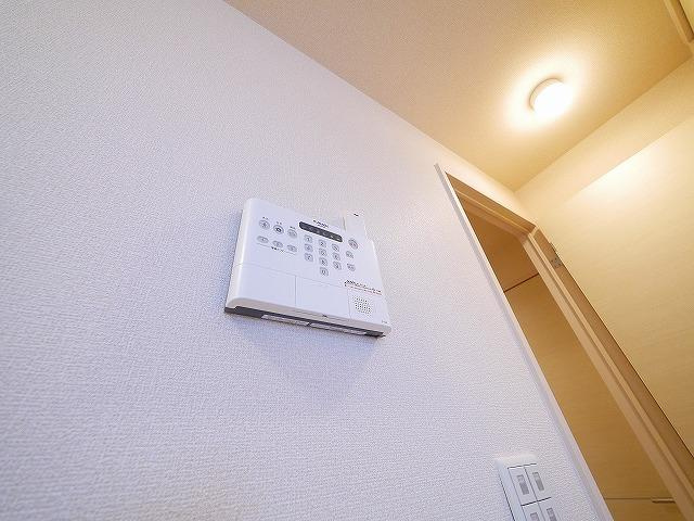 レジデンス天理　弐番館の居間・リビング|南向きのお部屋は日当たりがよく、明るいです