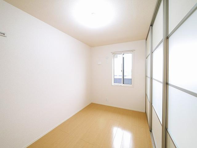 レジデンス天理　弐番館の玄関|シューズボックスの鏡が便利です