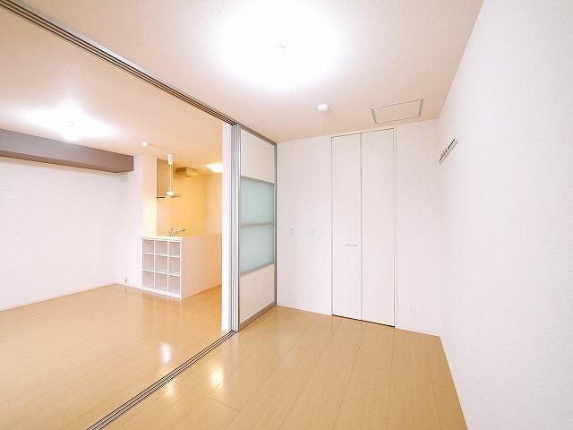 レジデンス天理　弐番館の寝室|パーテーションを開けるとより広々と使えるデザイン