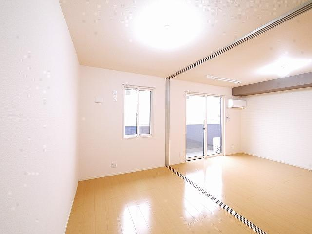 レジデンス天理　弐番館の洋室|フローリングのお部屋は掃除もしやすいです