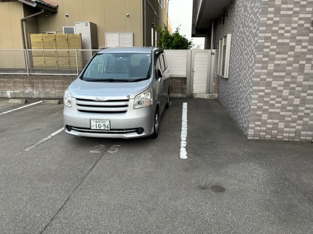 ビブレ日之出の駐車場|奥に見えるドアが専用庭に繋がるドアですので、すぐその横が駐車場区画２５番です。マンション出て直ぐの駐車スペースですから、殆ど歩かず、雨の日等も便利です。