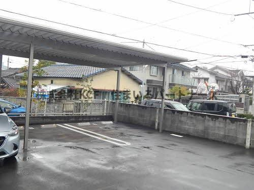 アレーズメゾンの駐車場