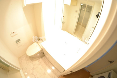 【洗面所】 | アルス大手前プレミア | 明るい洗面所です