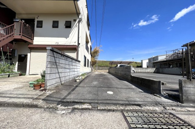 【前面道路含む現地写真】 | 宇治市槇島町薗場　注文建築　建築条件なし　土地 | 前道から専用通路を通った奥にお家が建つので、プライベートが保たれて外からの視線も気にせずに静かに暮らせます。