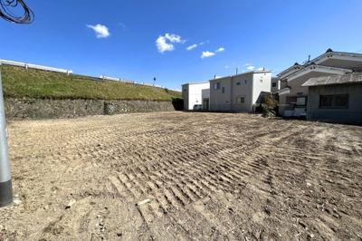 【外観】 | 宇治市槇島町薗場　注文建築　建築条件なし　土地 | 駐車場スペースが多く必要な方にもおすすめですよ。資材置場が必要なお仕事をされている方も。